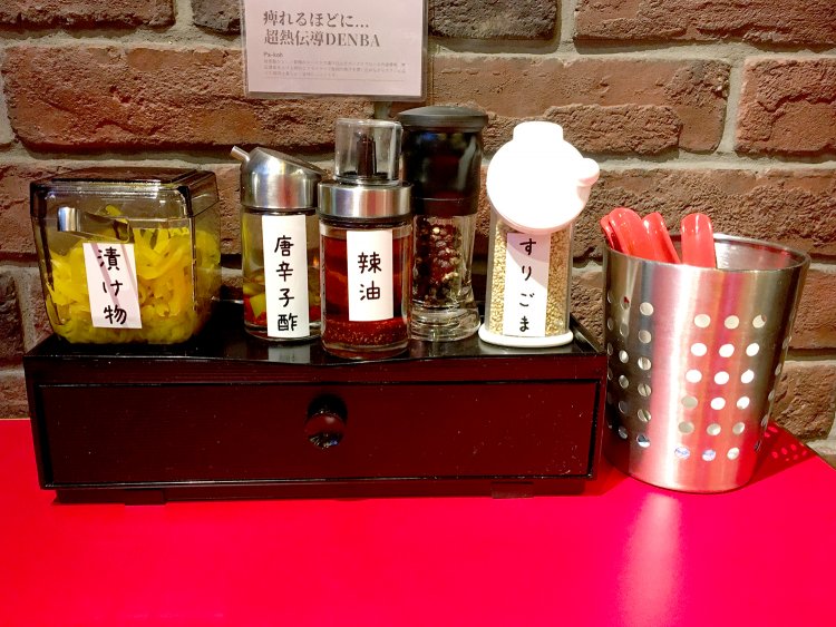 テーブル調味料。辣油や唐辛子酢で味変を楽しめる。