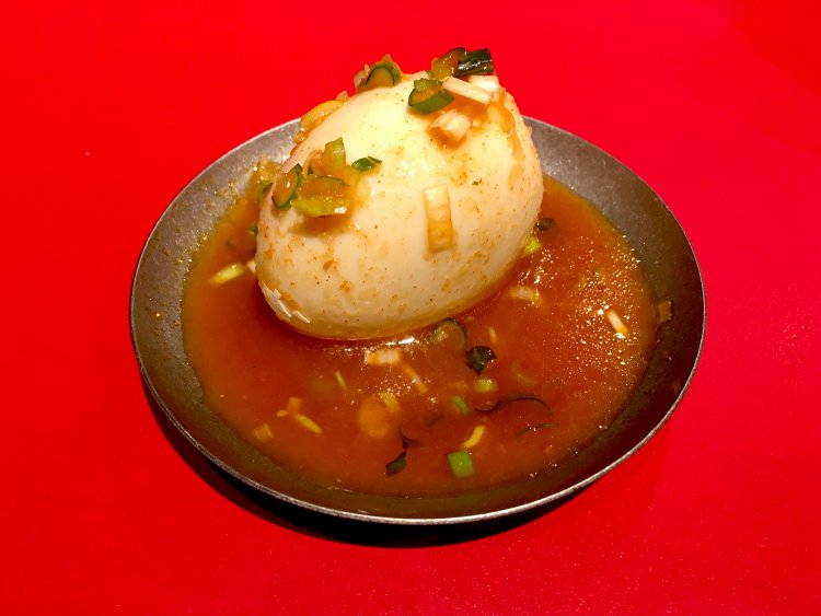 麻薬煮たまご200円。特製醤油ダレの旨味がしっかりと染み込んでいる。