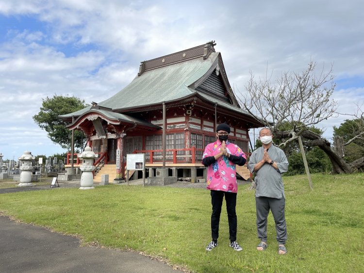 同寺の小杉住職と筆者。
