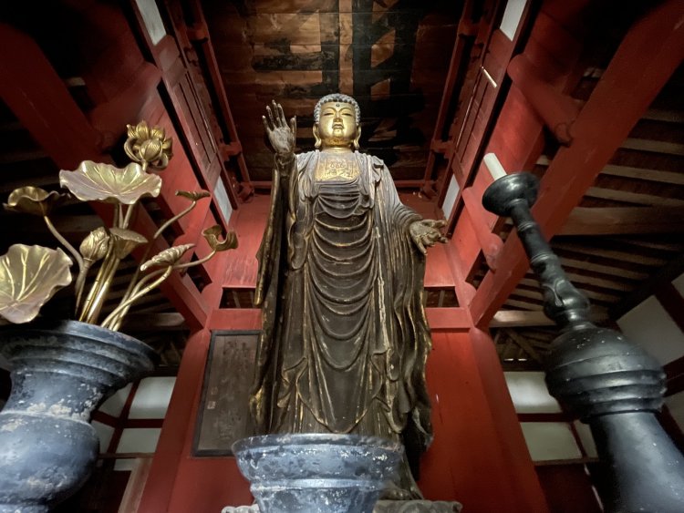 直立の像で縦の線が美しい。