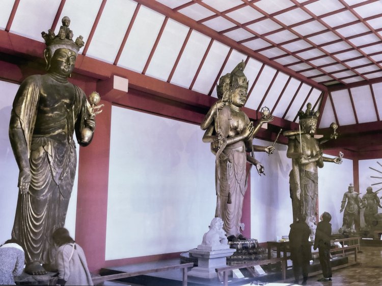 堂内の様子（案内看板より）。