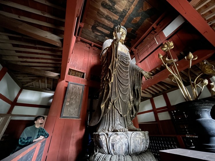 横から見ると衣の表現が際立つ。