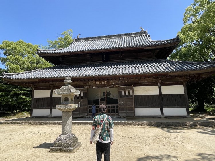 同寺の拝観に向かう筆者。