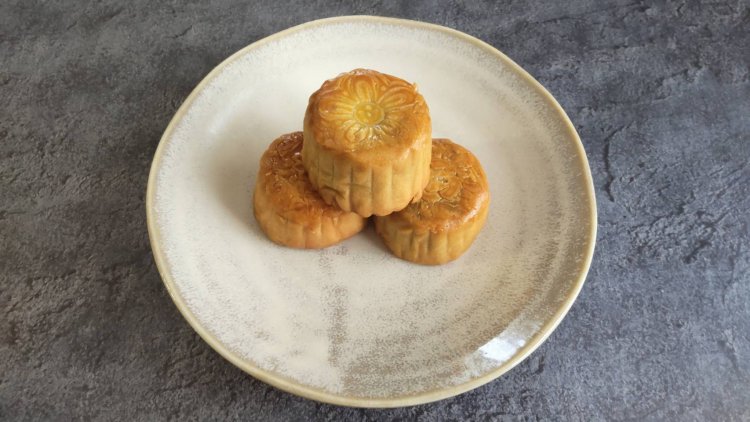 中国の伝統行事「中秋節」のお供え物として知られる。日本では小ぶりなサイズの月餅が人気だという。