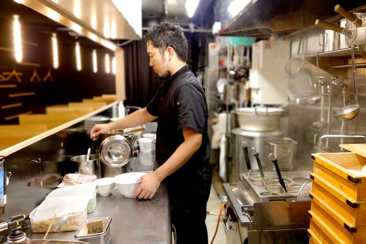 小鍋でスープを温めながらタレ、麺、具材と、ひとつひとつ仕上げていく澤田店主は真剣そのもの。
