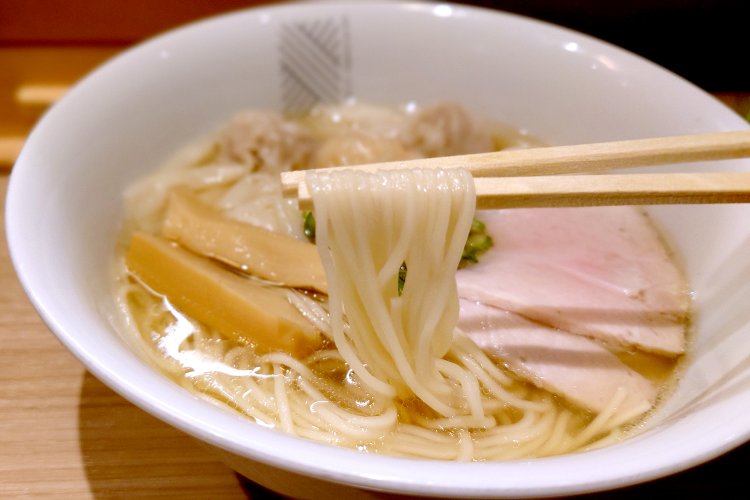 三河屋製麺の平打ち中細麺は、しなやかで喉ごしなめらか。