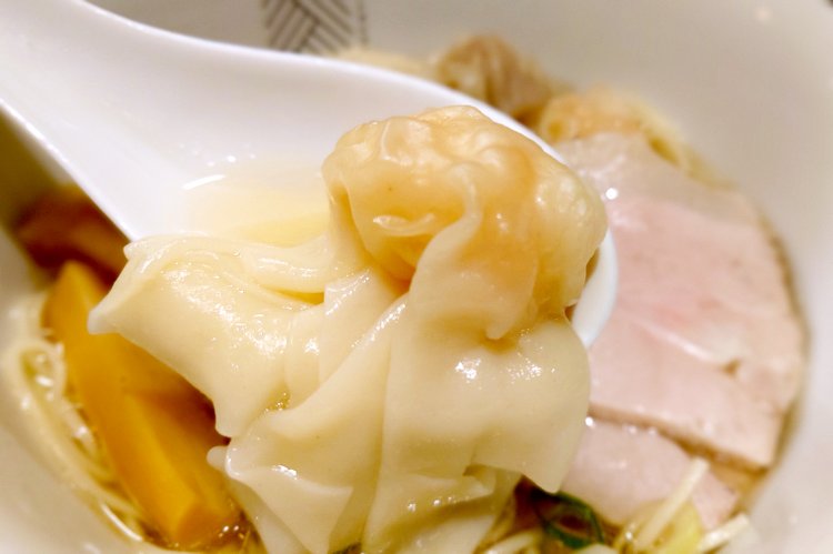 海老ワンタン。ちゅるんとした皮にプリプリの海老餡がたっぷり。