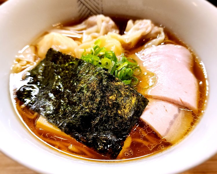 こちらは黒醤油の二種のワンタン麺1100円。醤油を3種類ブレンドしたスープ。