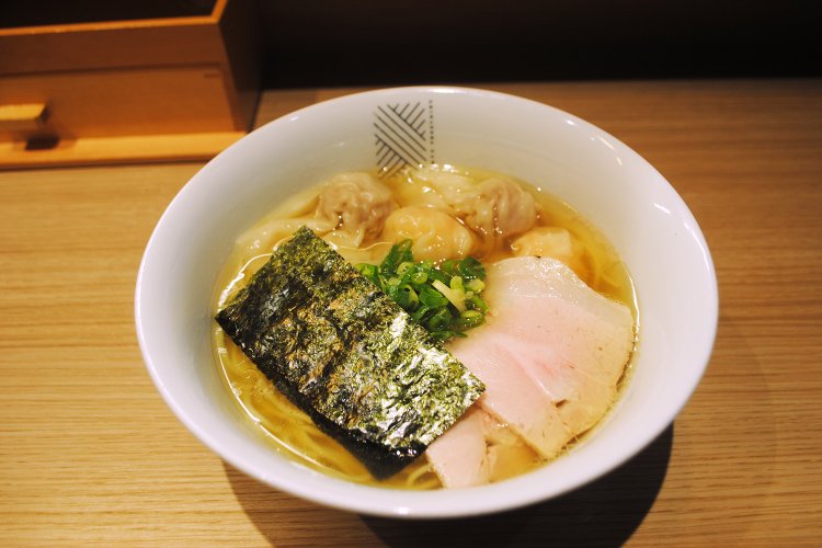 白醤油 二種のワンタン麺1100円。具はチャーシュー2枚、海苔、ネギ、海老・肉ワンタン各2個。