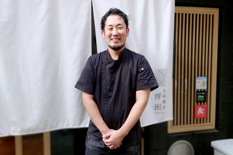 店主の澤田信幸さん。ラーメンで成功を夢見て、第一歩となる独立店で爽やかな笑顔。