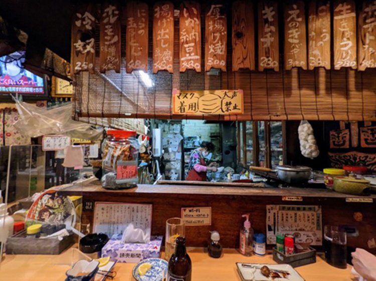 カウンターの内側に厨房と焼き場がある。