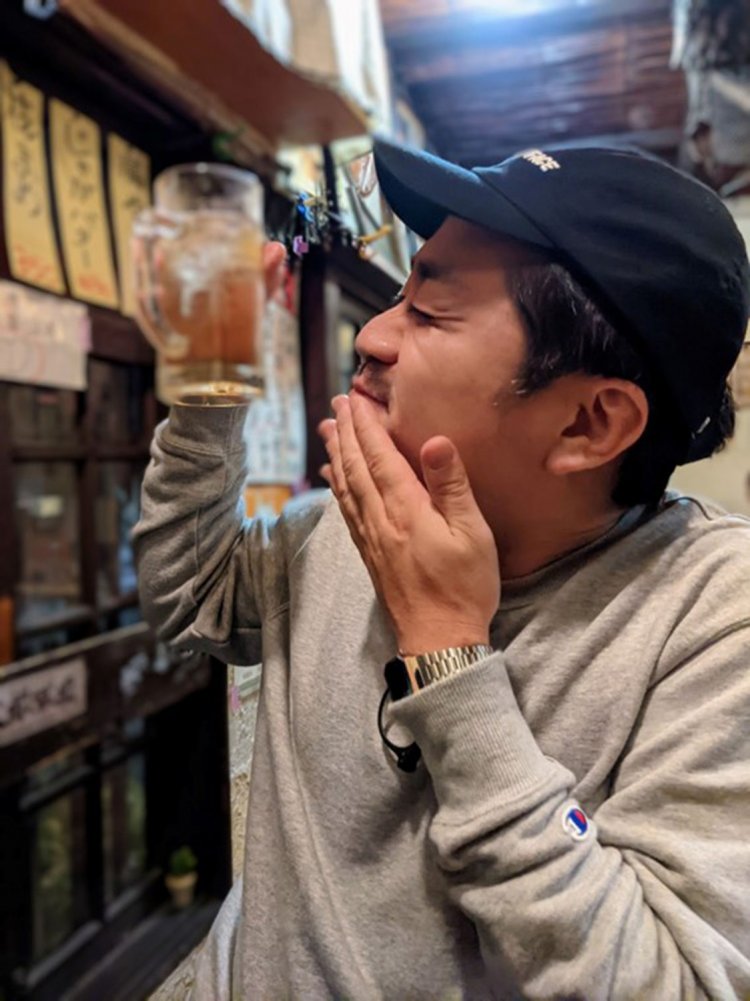 あまりの酒の濃さに顔が歪む筆者。