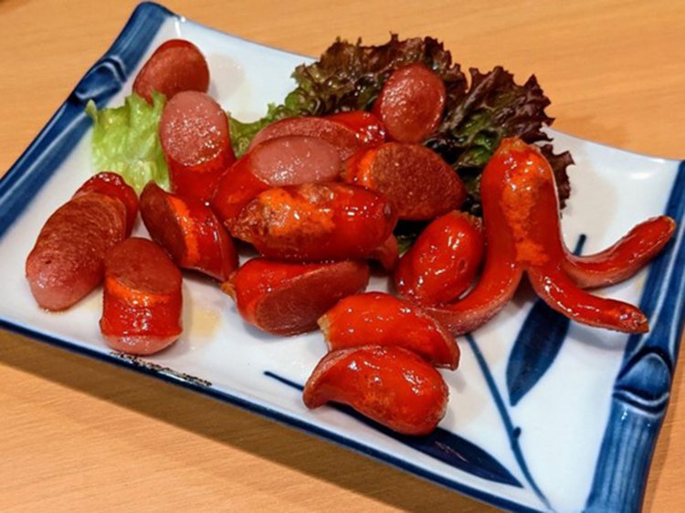 テカテカの赤ウインナー炒め。