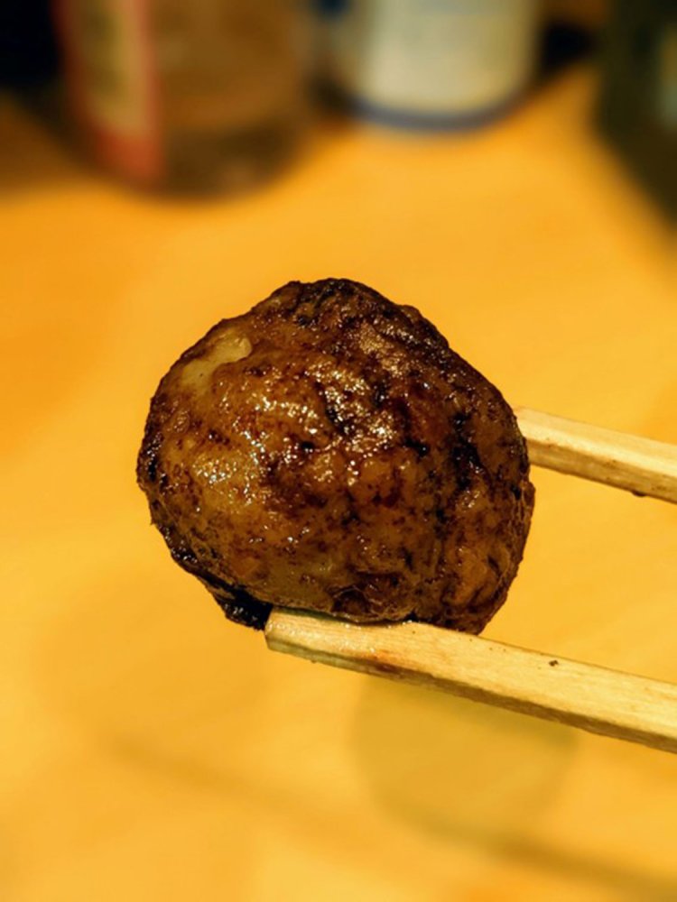 焼きたての甘辛いつくね。