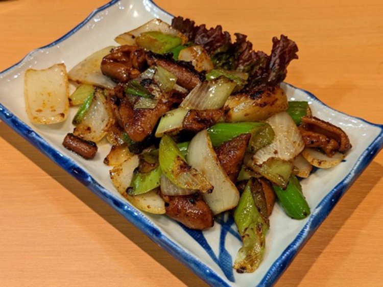 迫力満点のホルモン焼き。