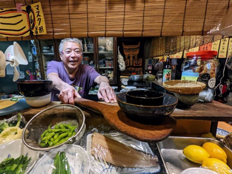 「こうやってお客さんに出すんだよ！」と実演してくれるマスター。