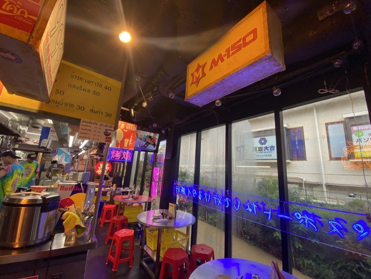 “バンコクのチャイナタウンにある中華料理屋”をイメージしたカオスな雰囲気の店内。