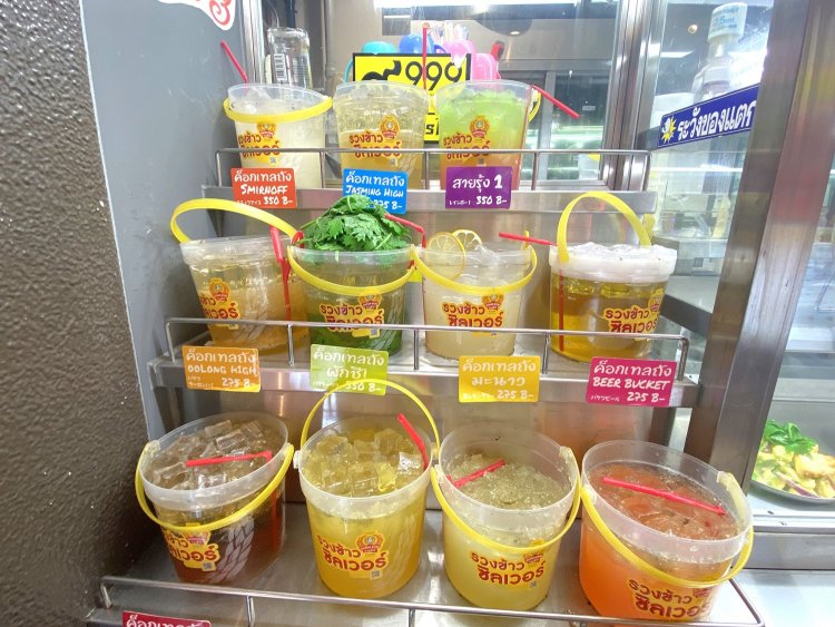 店の外にある見本だが、インパクトがすごい。実物が気になる……。