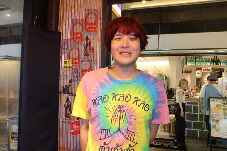 スタッフの中村さん。着用しているTシャツは店のオリジナル。