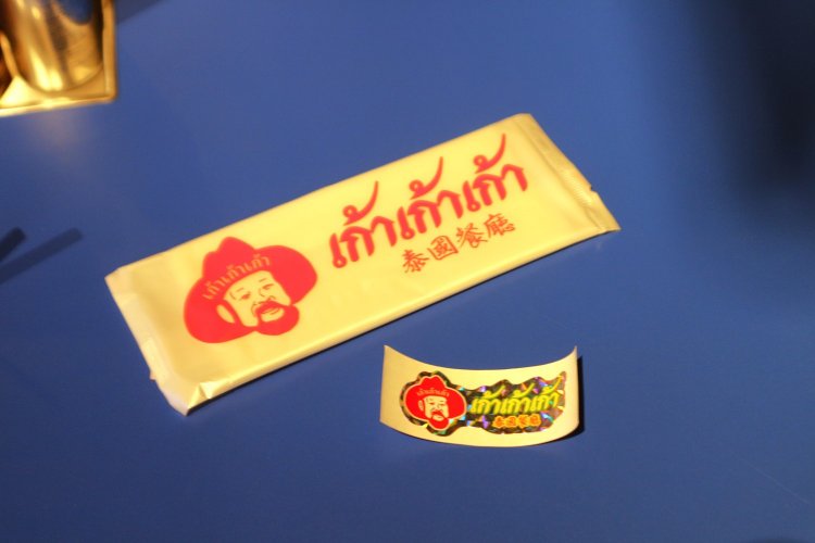 お手拭きやオリジナルのステッカーに描かれているのは、タイ大好きな代表の顔。ステッカーはスタッフさんに希望すると無料でもらえる。