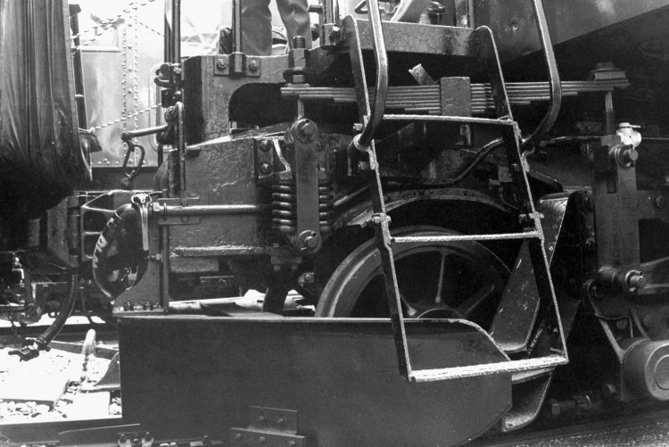 1991年大宮鉄道まつりにて。これを撮影したのは13歳。デッキ付き電気機関車に興味津々であった。EF15 192号機デッキ下部の先輪（せんりん）と連結器付近。