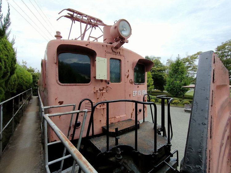 観賞用の通路から。手前は無蓋貨車のトラ70000形。やっぱり気になるのは車体色...