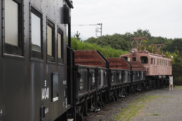 車掌車を手前にしてEF15 198を見る。くどいけれど現役の貨物列車に見えてしまうし、ついつい現役っぽく見えるアングルを探してしまう。