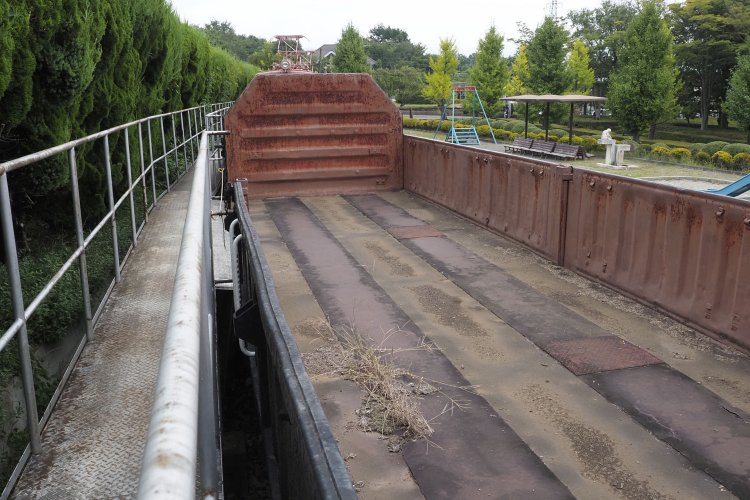 トラ70000の荷台に草が生えていた。