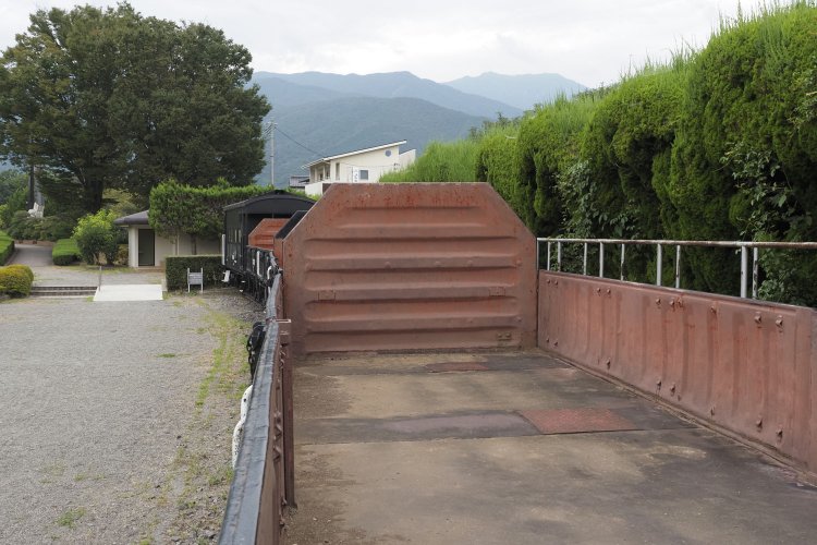 荷台に乗って後ろを振り返る。このまま走ったらさぞかし気持ちいいのだろうなぁ……。