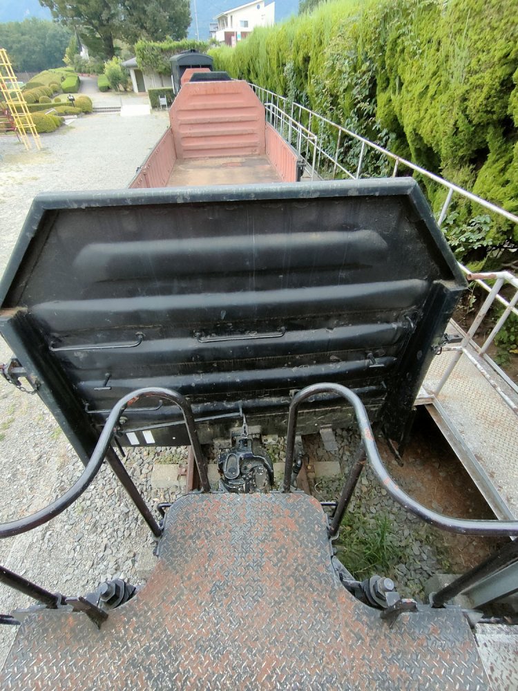 デッキに立ってみる。意外と狭かった。連結するとこうやって見えていたのか。