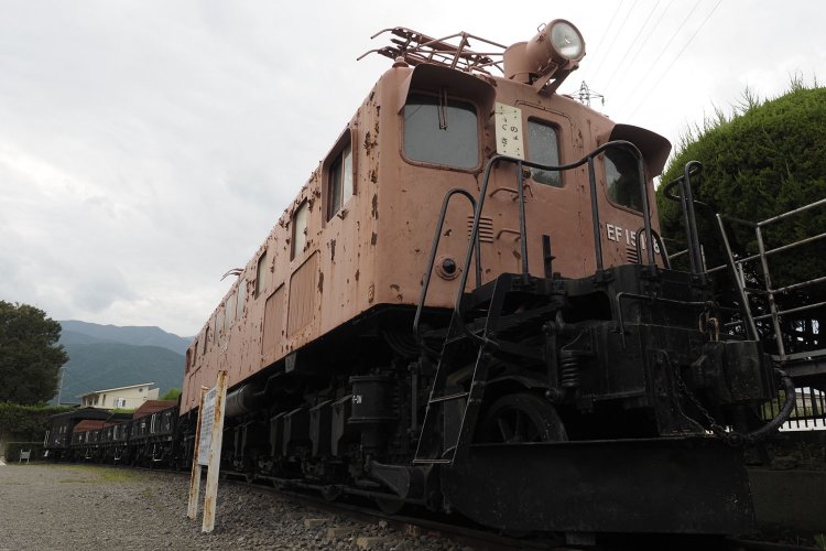 ローアングルで狙うとデッキが強調されてカッコイイ。この無骨さが良いのです。