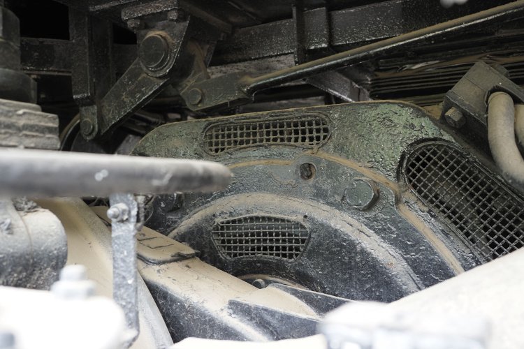 台車をのぞき込むとモーターが見える。