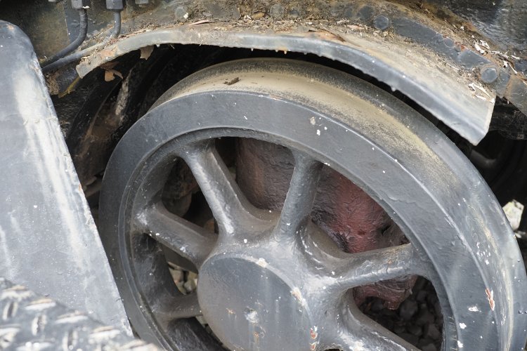 先輪部分。この真上がデッキで、ステップ部分から撮影した。先輪は直径が小さい。