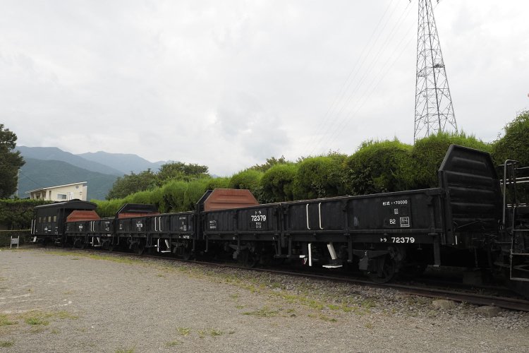 トラ70000形無蓋貨車が3両とヨ5000形車掌車が最後尾に連結されている。