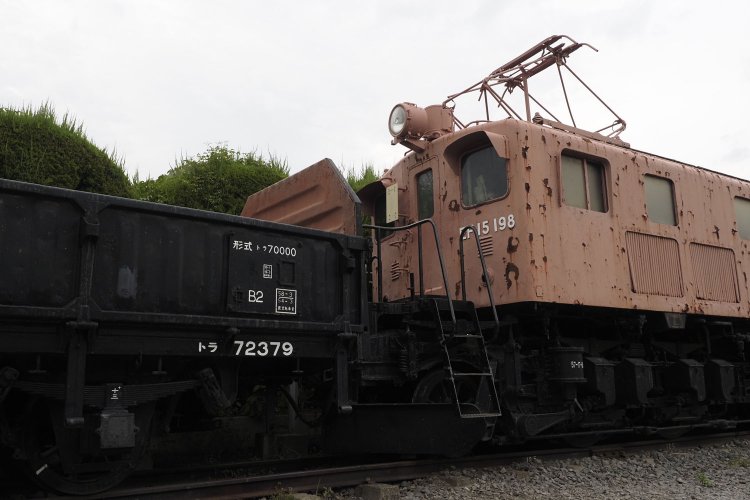 車体色が残念なのだが、パンタグラフを上げて貨車と連結した部分をクローズアップすると、現役の臨場感が漂う。架線があれば完璧である。