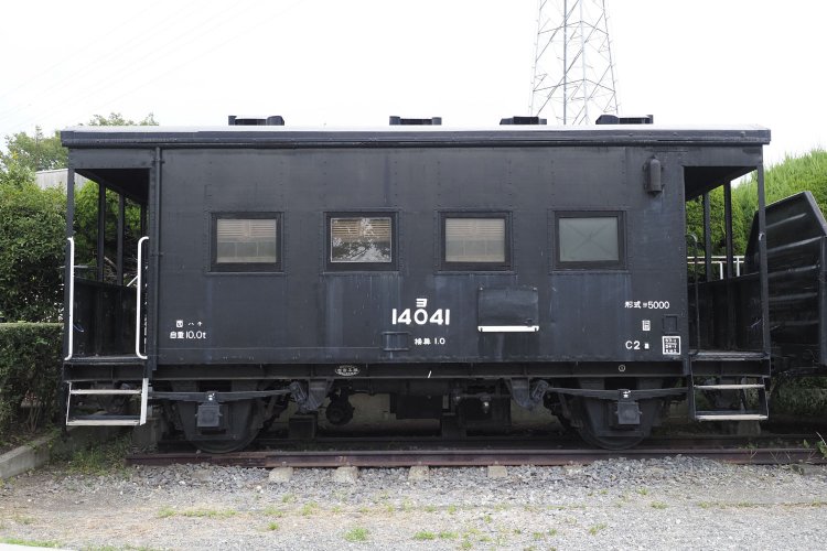 最後尾はヨ5000形ヨ14041。かつて貨物列車にはこのような車掌車が連結されていた。