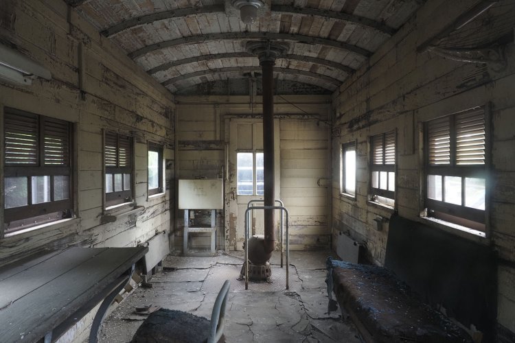 ヨ14041の車内は入れないが窓越しに観察できる。車掌が乗務し、冬季用のダルマストーブはあったがクーラーはなかった。