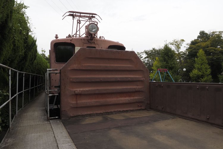 EF15 198の後ろのトラ70000形は荷台に乗ることができる。