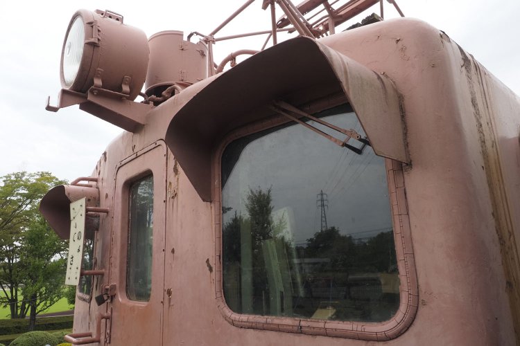 無骨さを引き立てるのがフロントガラスを覆う深いヒサシだ。