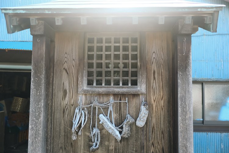 現在も祠にはわらじが。