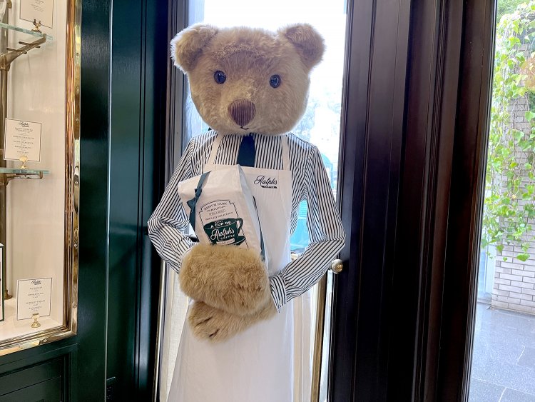 ふわふわのポロベアちゃんは、意外にもスレンダーなモデル体型。ストライプシャツをカッコよく着こなしていた。