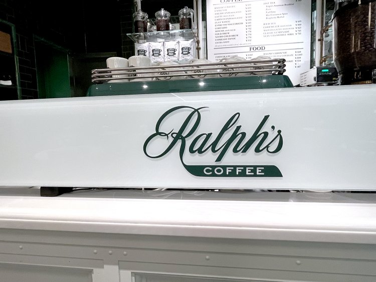 オリジナルカラーとロゴ入りのエスプレッソマシーンは特注品だ。