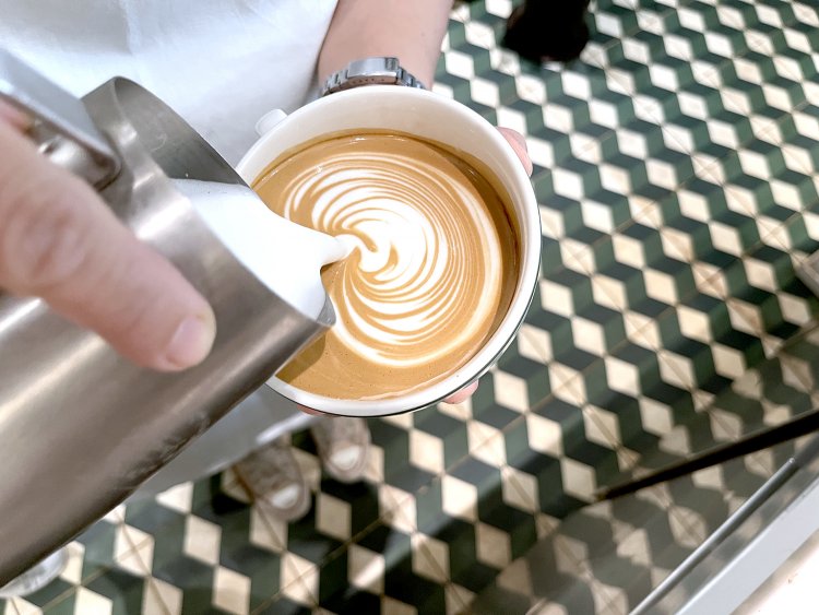 エスプレッソの表面に一瞬で仕上げるラテアート。