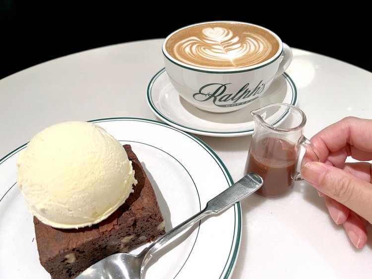 ほんのり温かいホットチョコレートをかけていただく。ラルフズブラウニー単品は660円。