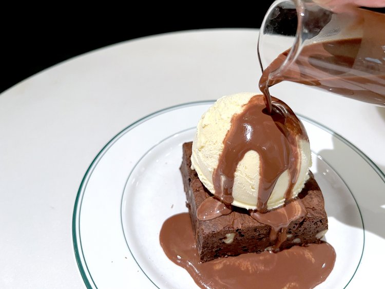 艶やかなチョコソースとバニラアイスが混ざり合って濃厚さが増したブラウニー。