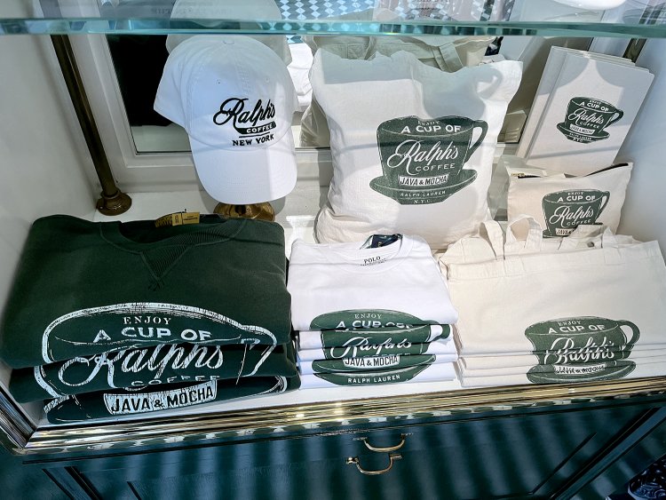 Tシャツ1万1000円、キャップ8800円、ロングスリーブスウェット1万5400円など、アパレルも充実。