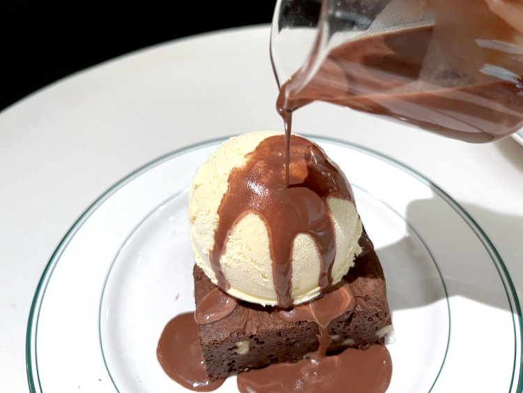 ほんのり温かいチョコソースをかけていただくラルフズブラウニー&バニラアイス1045円。