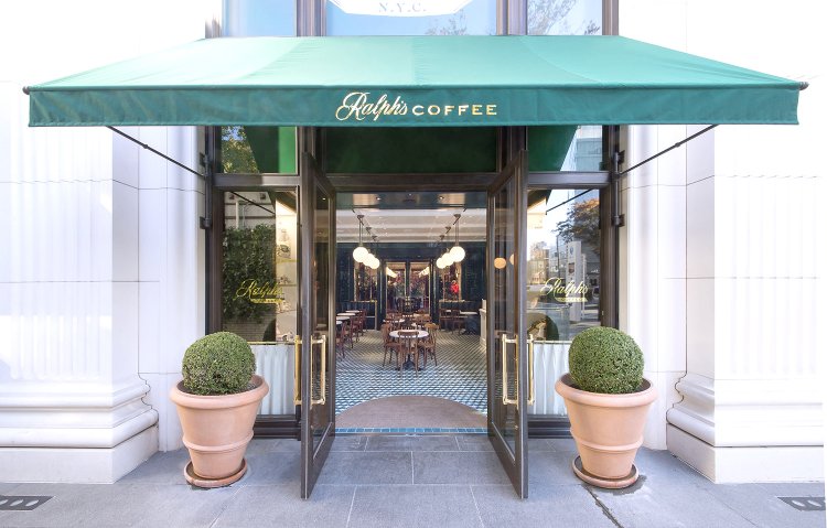 緑の屋根がカフェの入り口。隣の紺の屋根はアパレルショップの入り口。