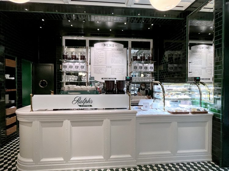 レジ横には月替わりや季節替わりの焼き菓子やケーキ、サンドイッチが並んでいる。