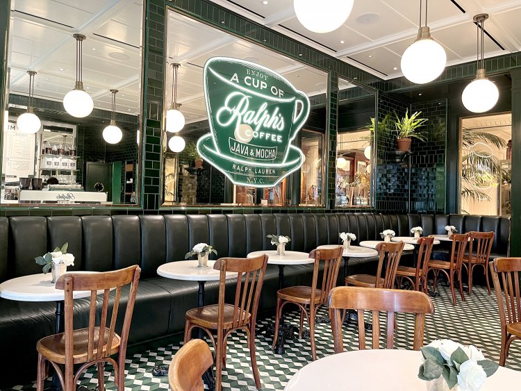 天井が高くさらに壁に鏡が多用されているせいか開放感がある。